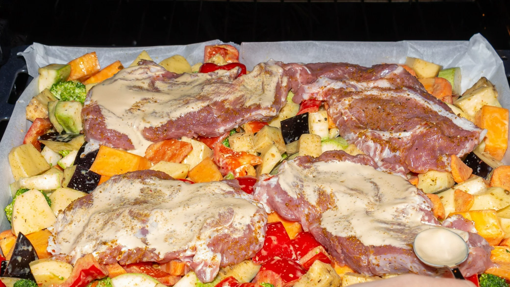 Karkówka pieczona na kolorowych warzywach
