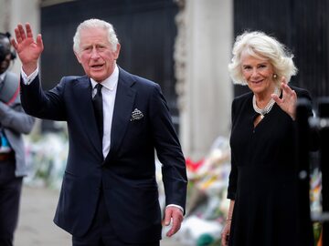Karol i Camilla przed Pałacem Buckingham