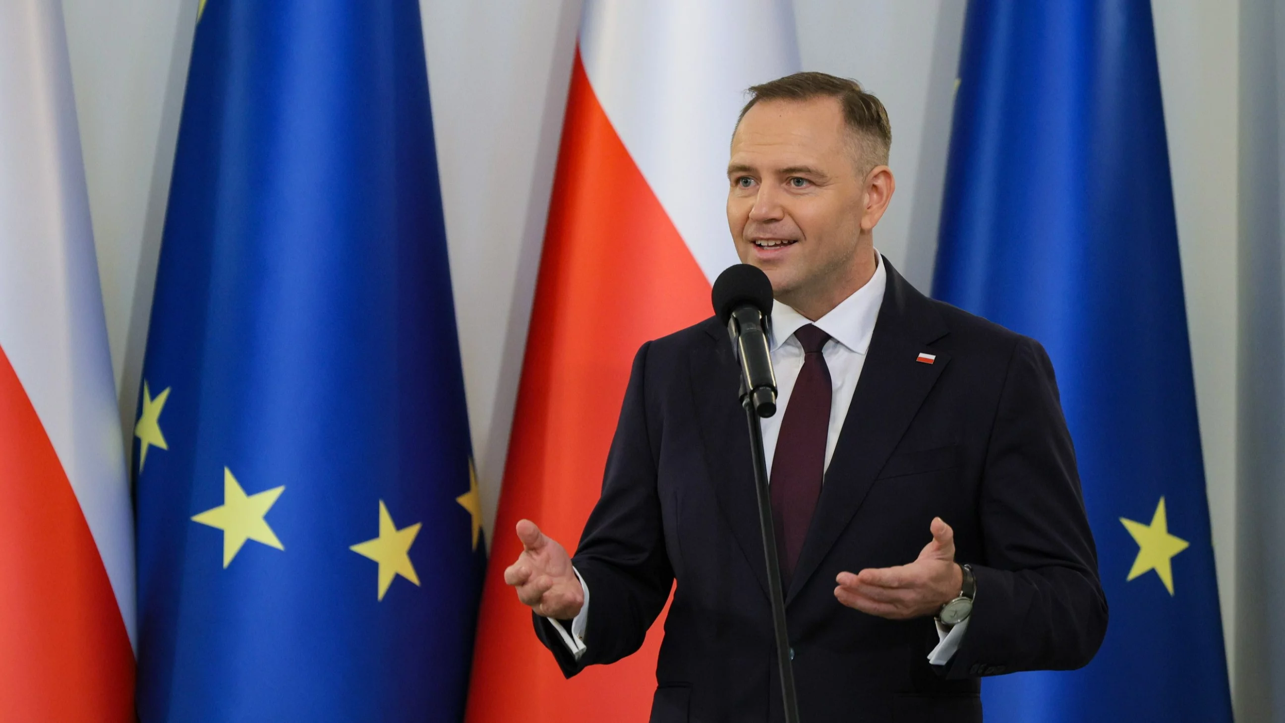 Nawrocki w nieformalnym stroju w oknie Belwederu. Krzyknął jedno zdanie