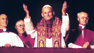 Karol Wojtyła po tym, jak został wybrany przez konklawe na papieża