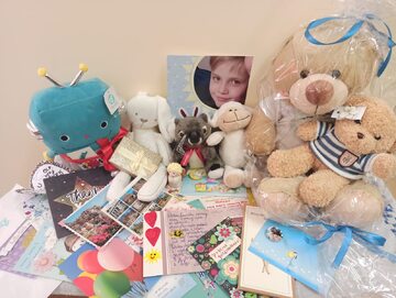 Kartki i zabawki dla Kamilka, które przysyłano do szpitala