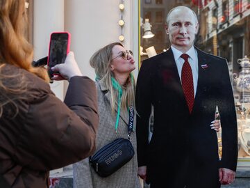 Kartonowy Putin zachęca do udziału w pseudowyborach