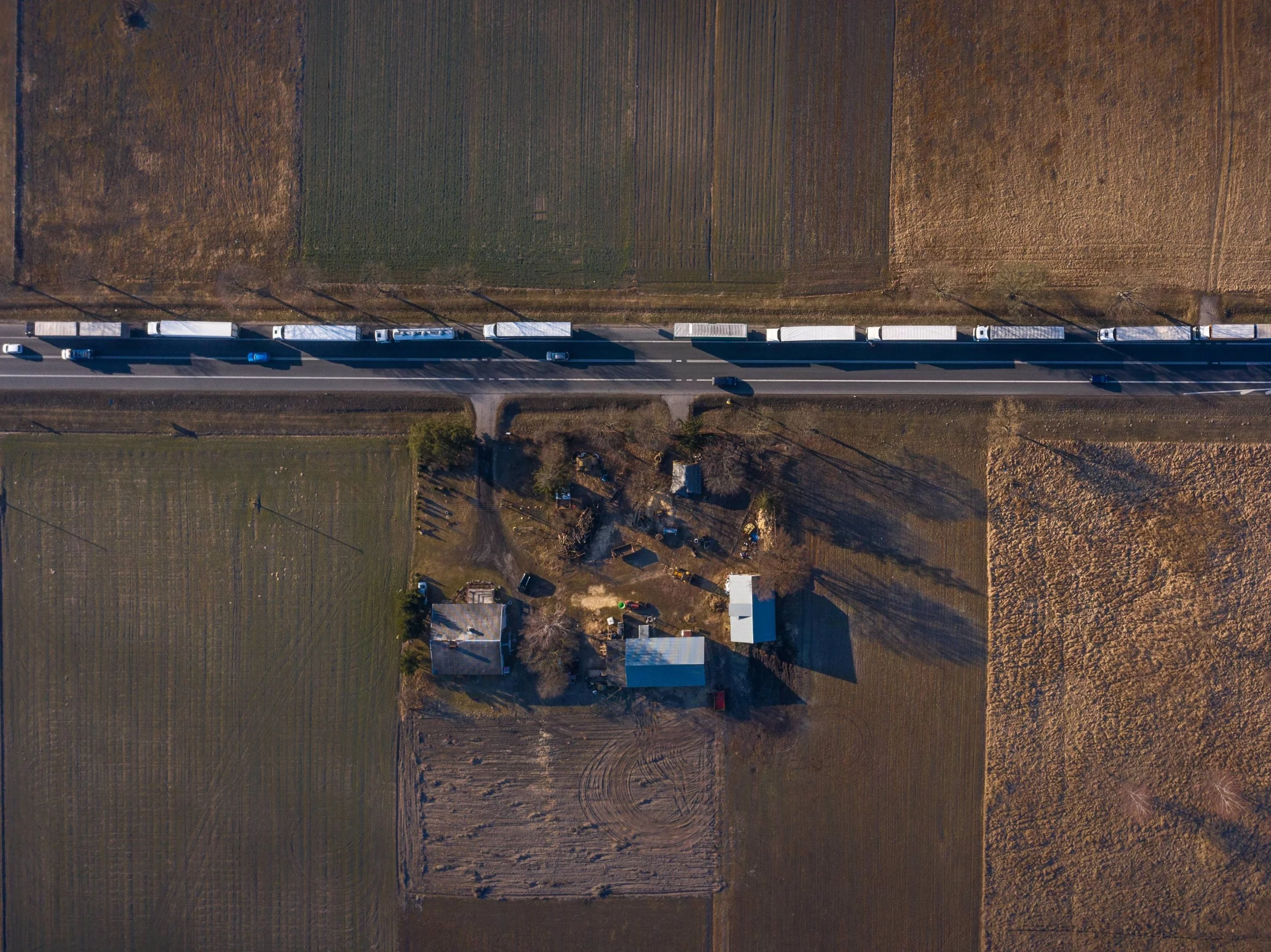 Kolejka tirów do przejścia granicznego z Białorusią w Kukurykach