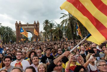 Katalończycy demonstrujący we wtorek (10 października) przed parlamentem w Barcelonie