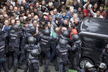 Katalonia. Starcia z policją
