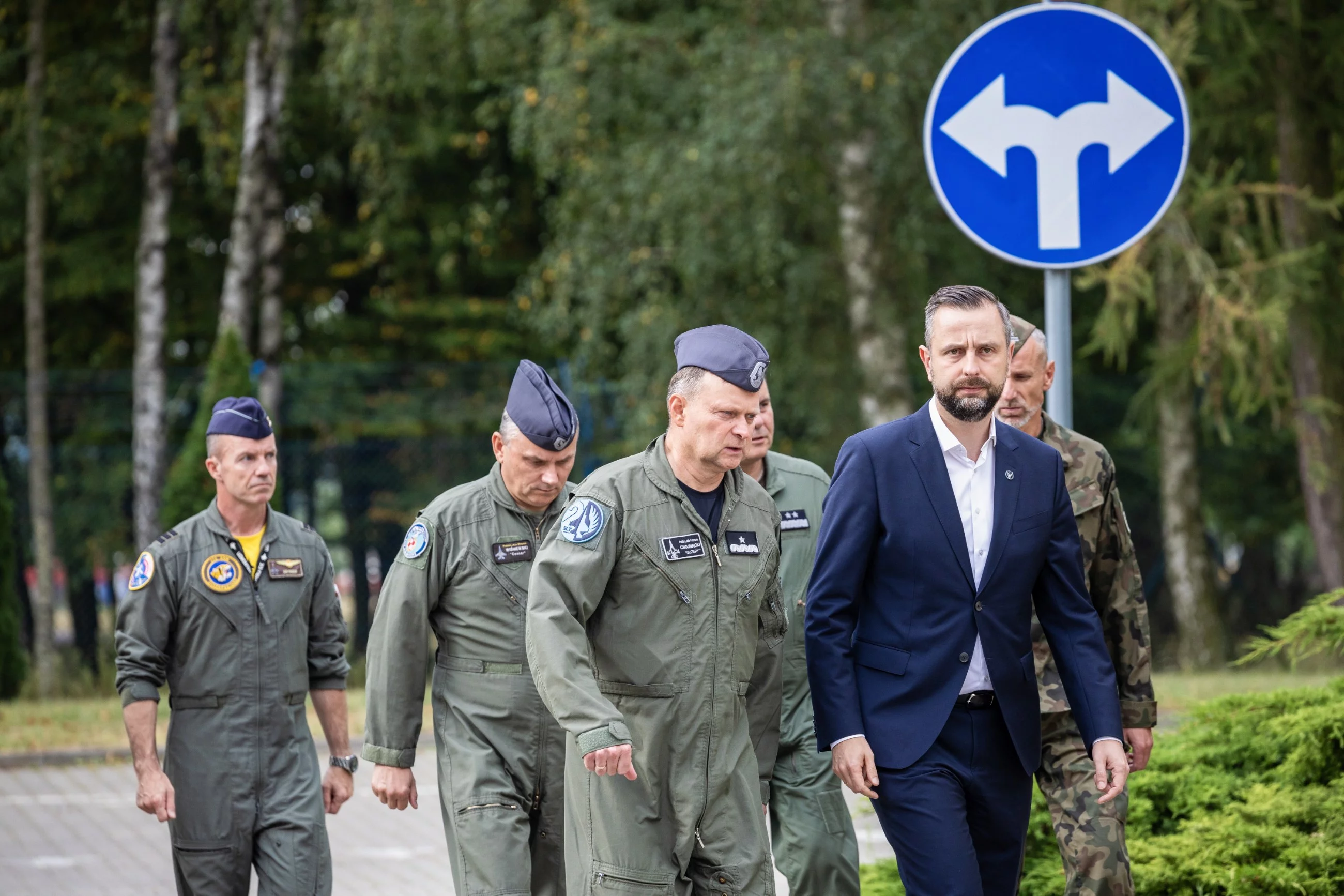 Szef MON Władysław Kosiniak-Kamysz w towarzystwie wojska