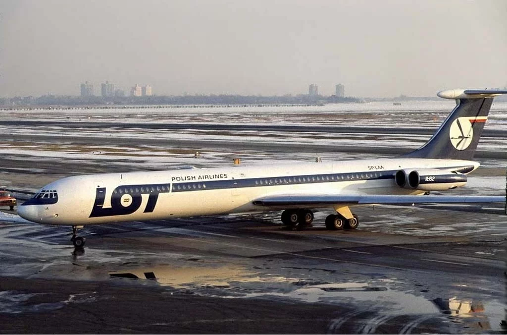 Ił-62, który uległ katastrofie (nr rej. SP-LAA). Zdjęcie wykonano na lotnisku w Nowym Jorku w styczniu 1979 roku.