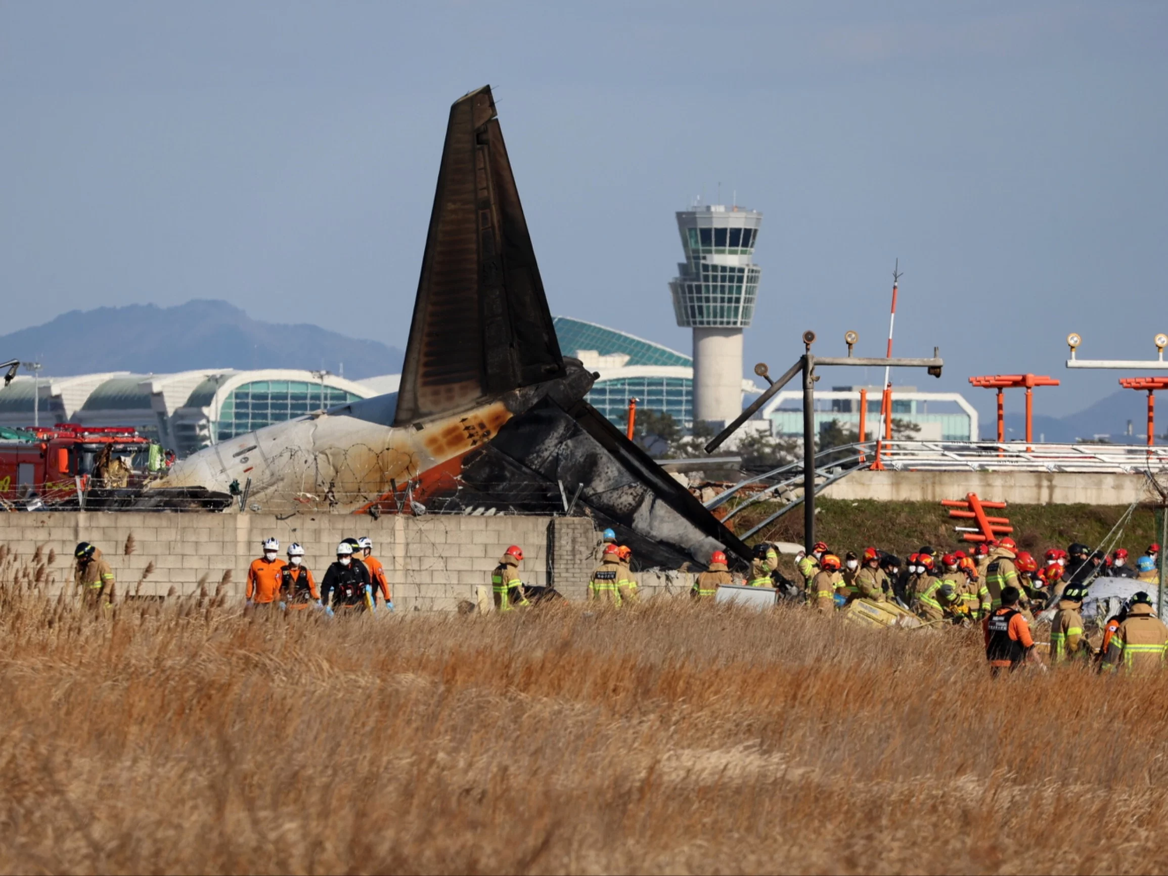 Strażacy biorący udział w akcji ratowniczej po katastrofie samolot pasażerski Boeing 737-800 lotu Jeju Air 7C2216 w Korei Południowej