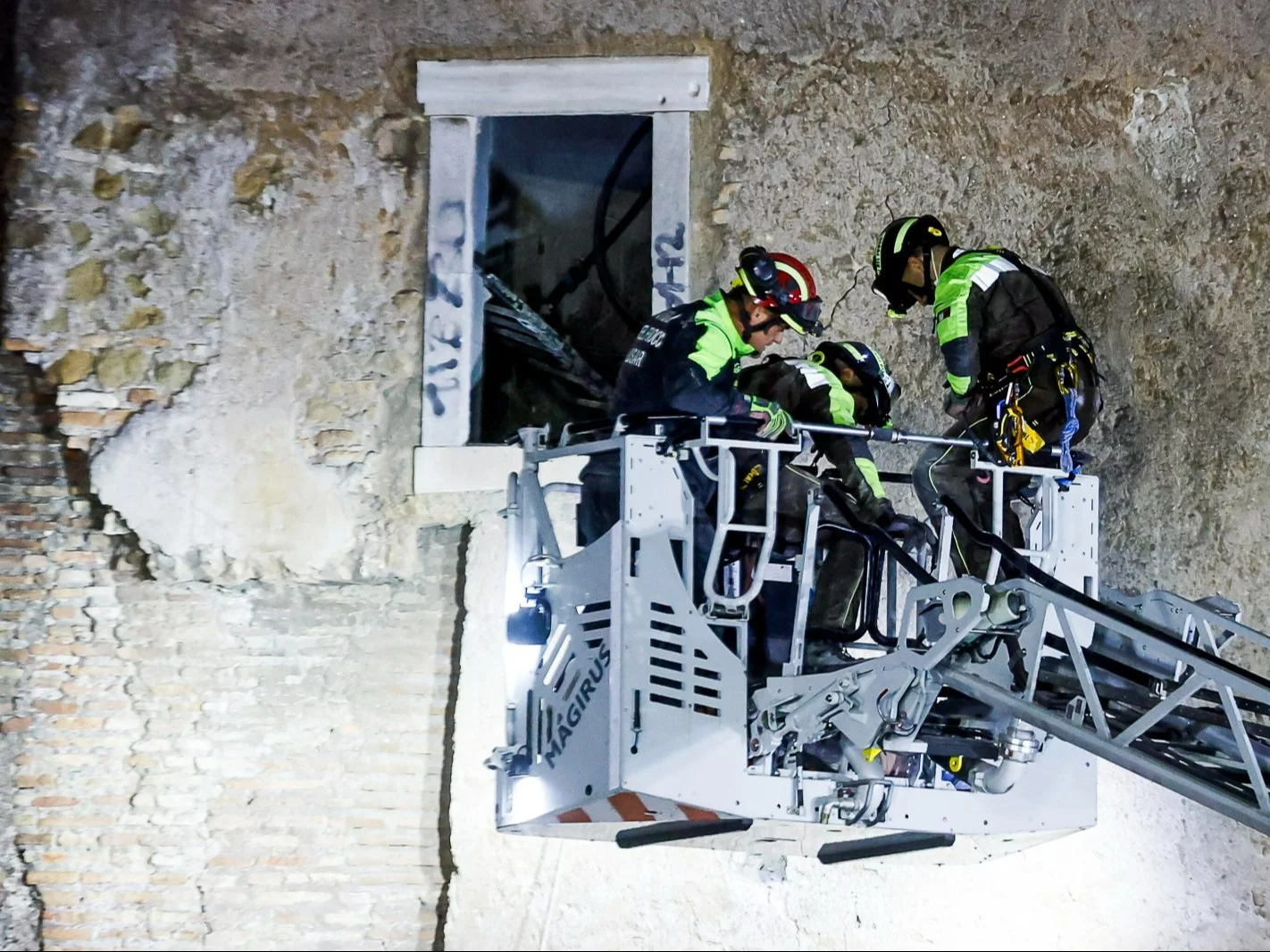 Średniowieczna wieża w Rzymie runęła. Robotnik wydobyty spod gruzów nie żyje