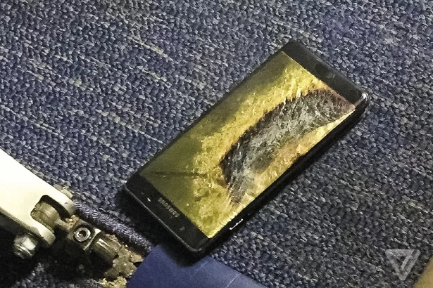 Wymieniony przez samsunga telefon, który zapalił się w samolocie