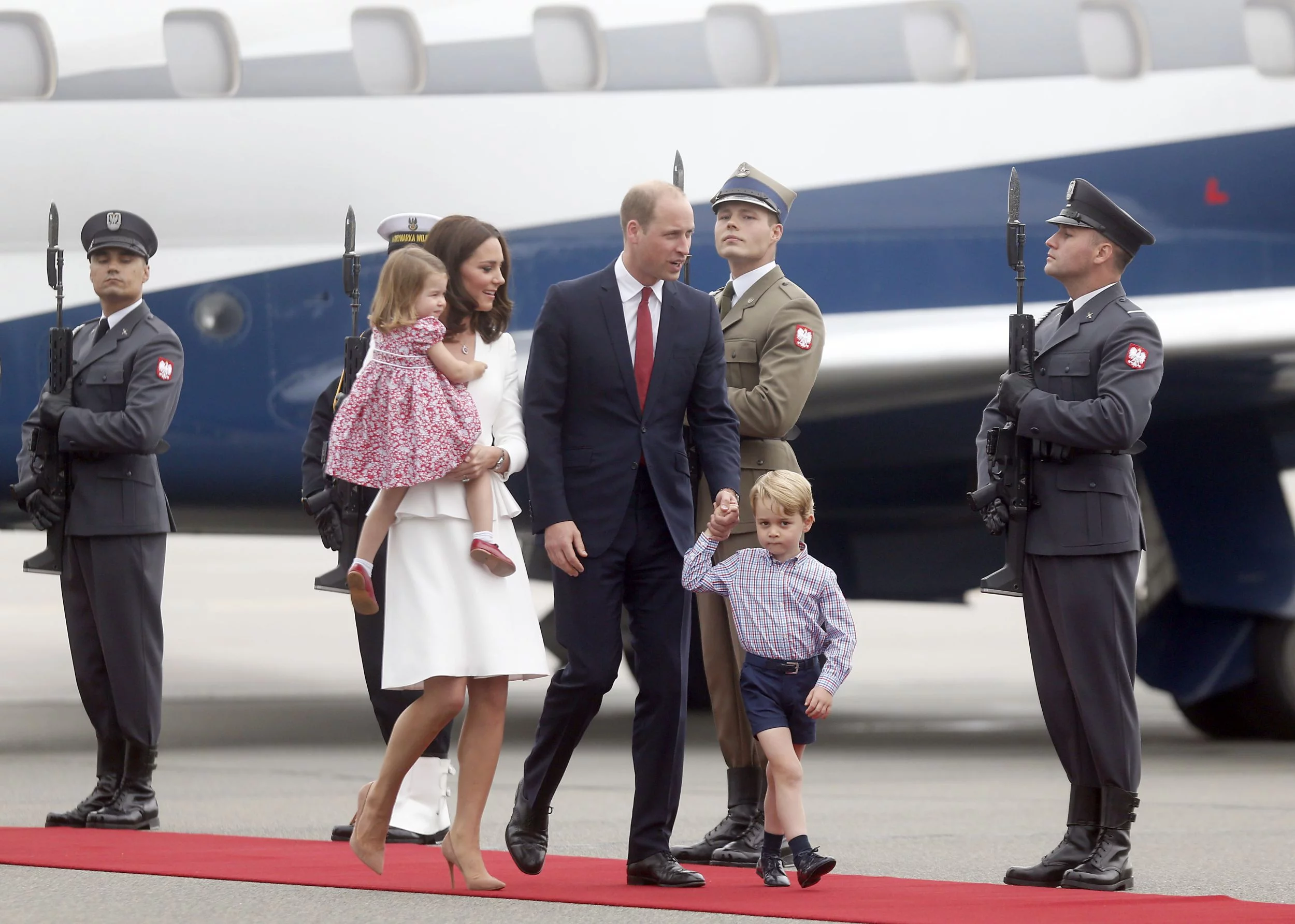 Kate i William z dziećmi na Lotnisku Chopina