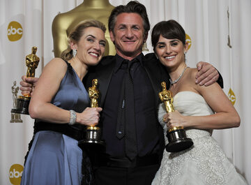 Kate Winslet oraz Penelope Cruz nagrodzone w 2009 roku z Seanem Pennem, dwukrotnym laureatem Oscara, który dziś w Polsce pomaga uchodźcom z Ukrainy