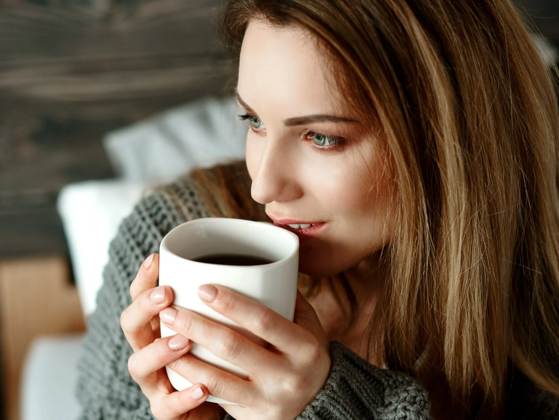 Kobieta pijąca kawę