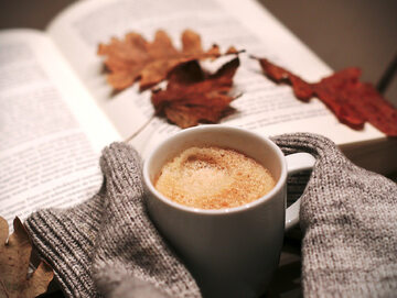 Kawa i książka na jesienny wieczór