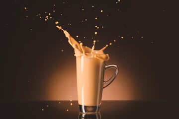 Kawa proteinowa (profee) to hit TikToka. Jak ją przygotować?