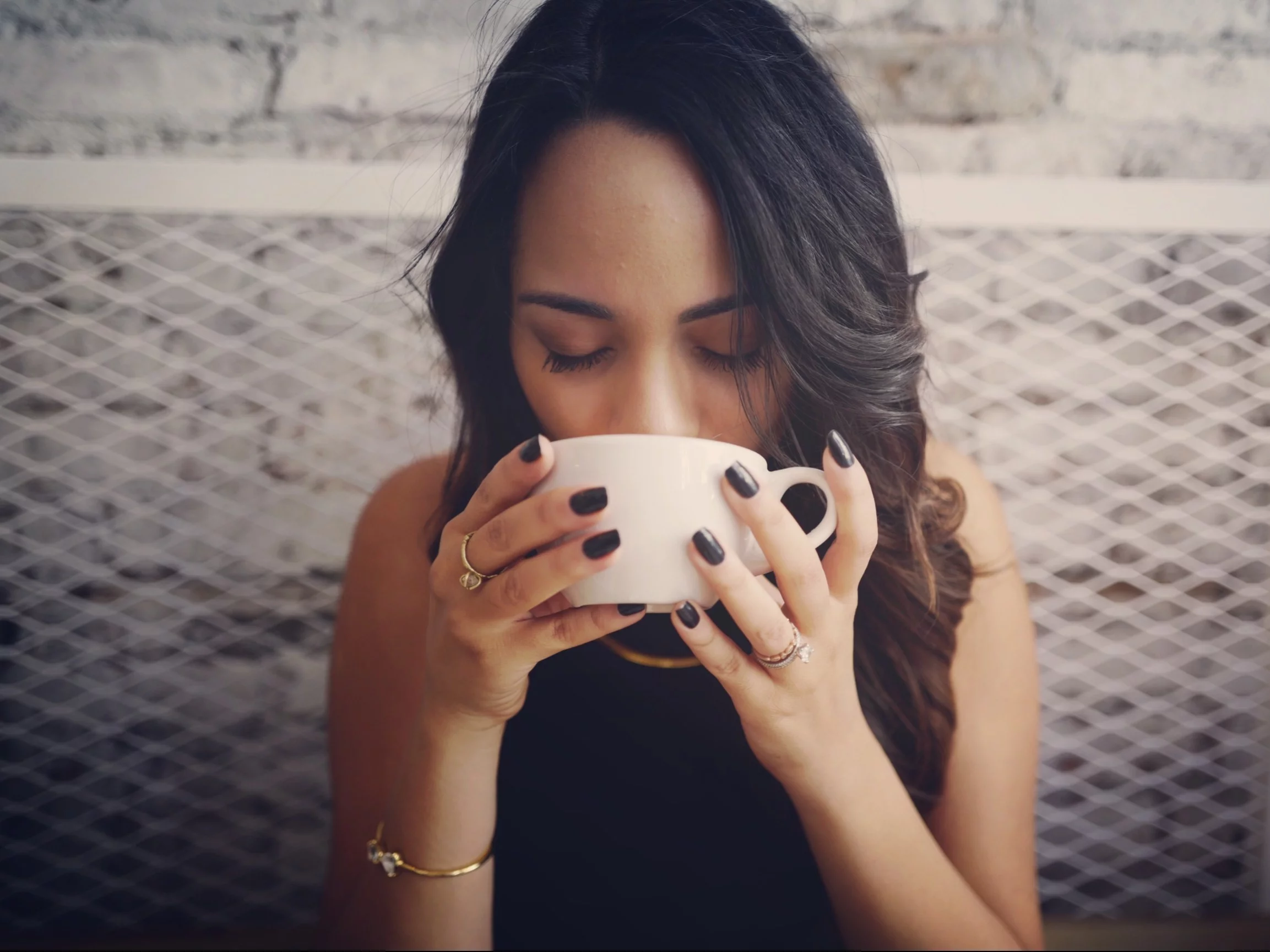 Kobieta pije kawę