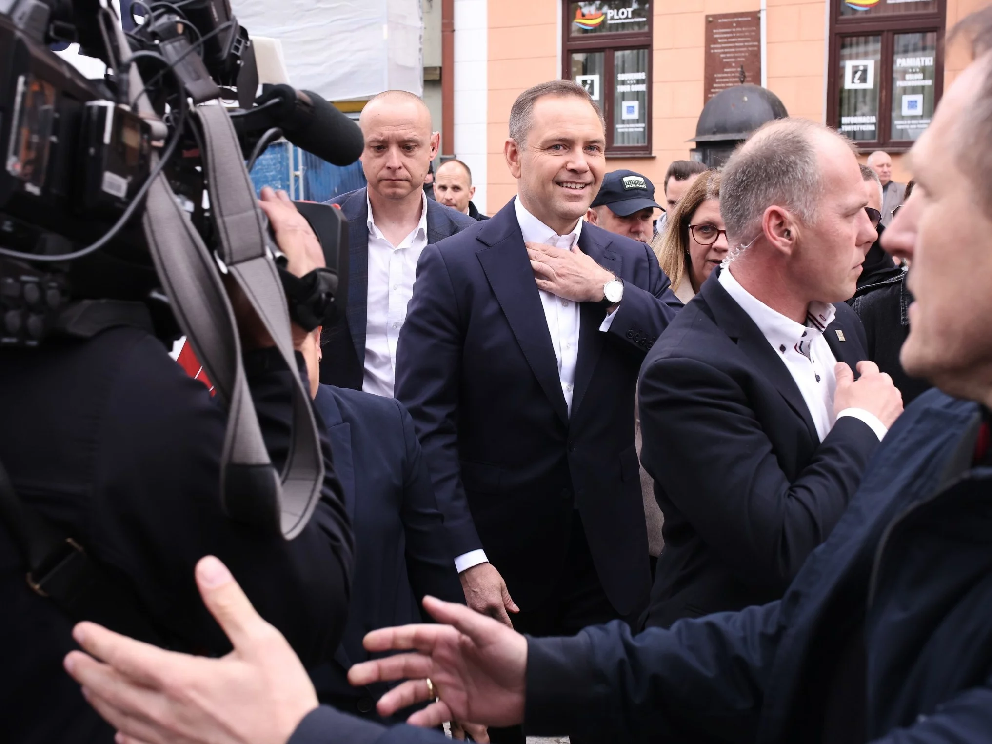 Karol Nawrocki podczas wiecu wyborczego na rynku w Płocku
