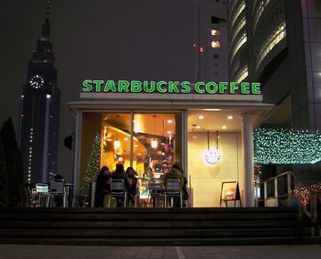 Kawiarnia Starbucks w Tokio