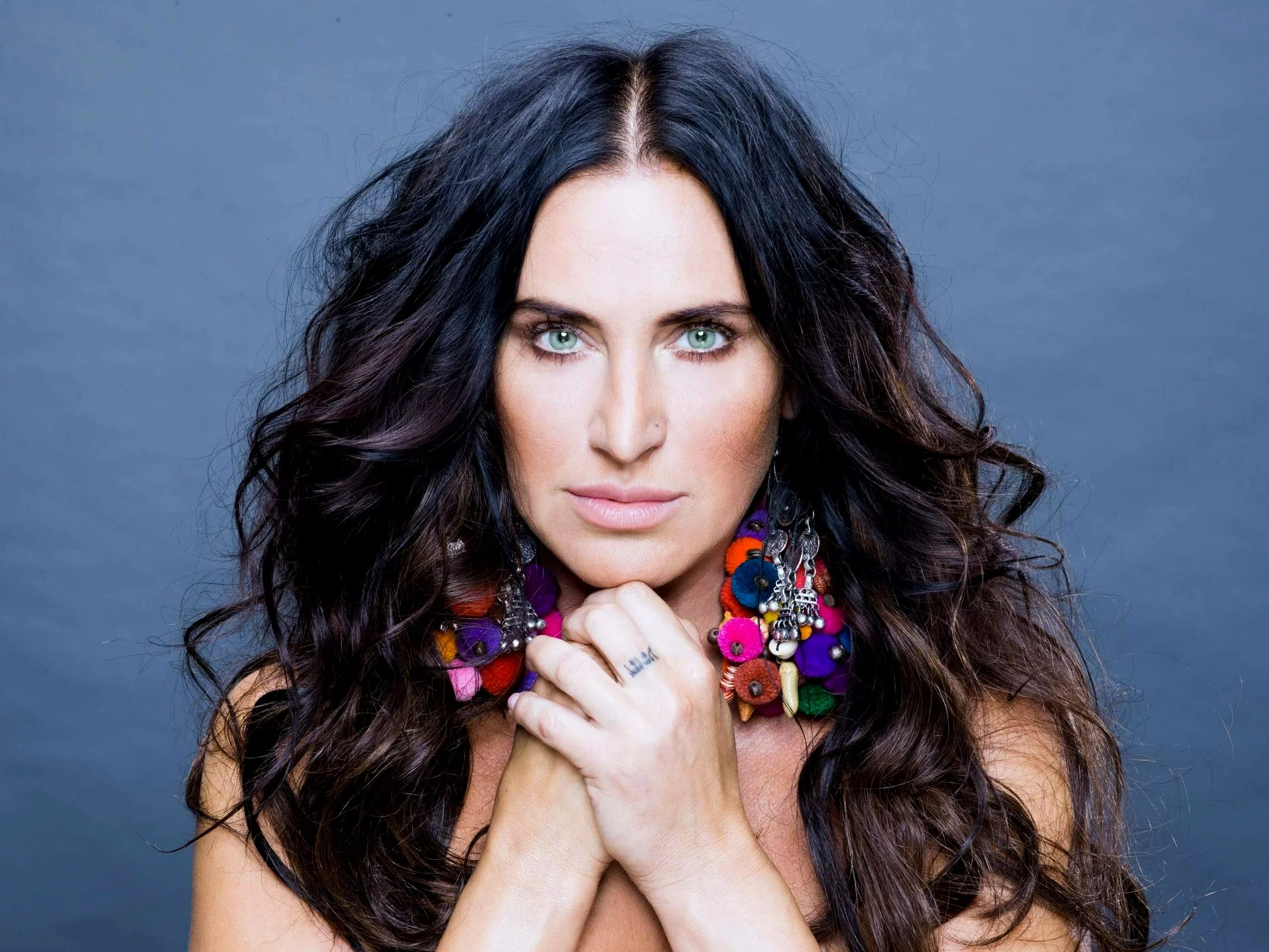 Kayah: Człowiek ze złamanym sercem uczy się patrzeć mrokowi w oczy