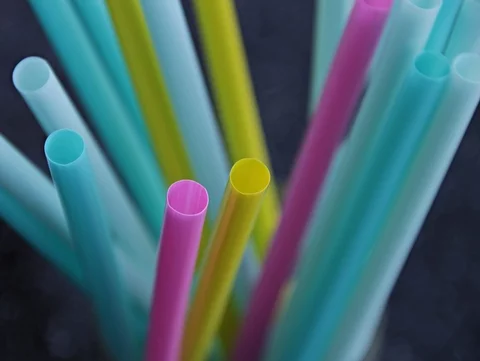 Słomki z plastiku