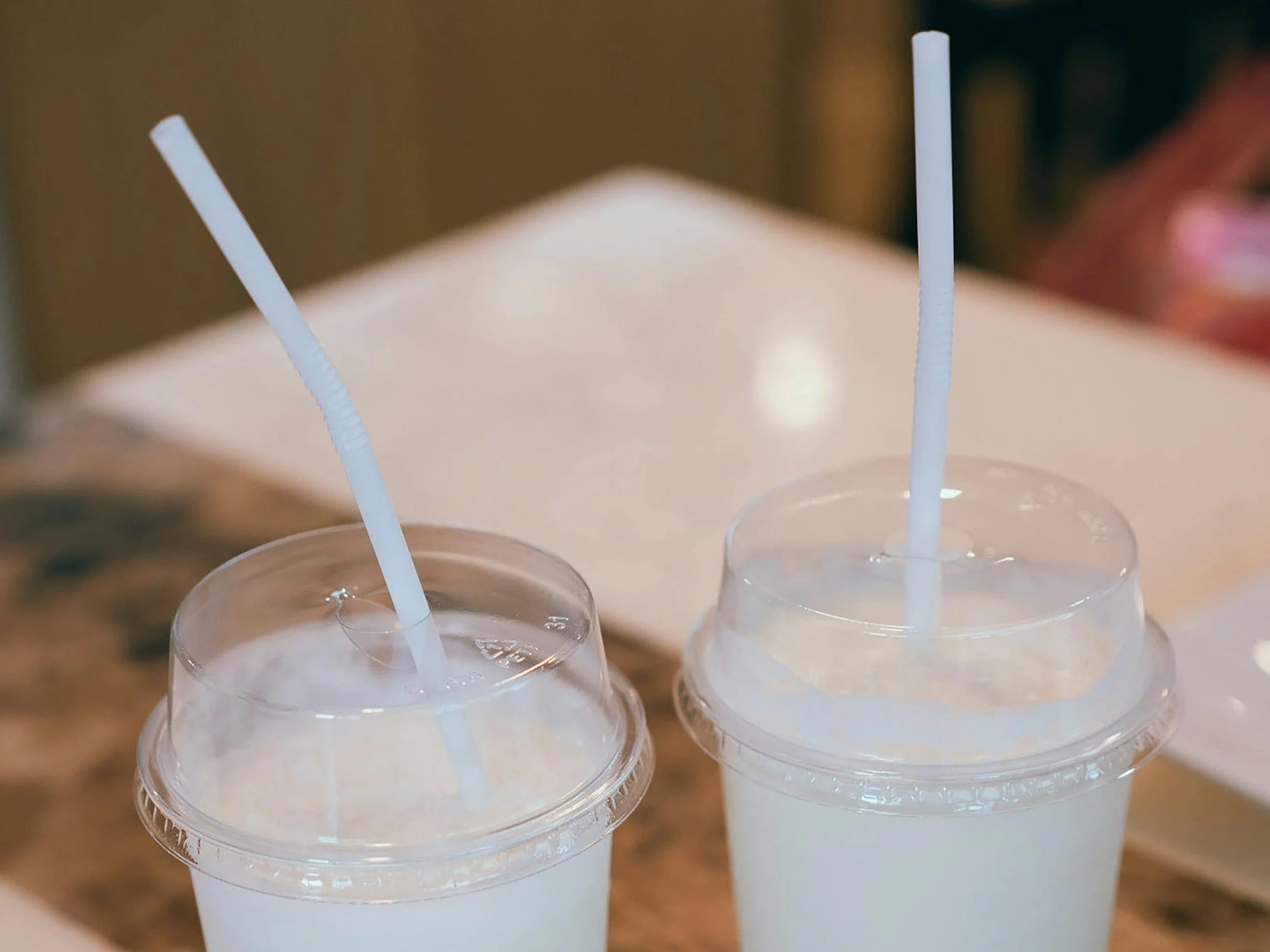 Kefir i maślanka w diecie. Który napój wybrać dla zdrowia?