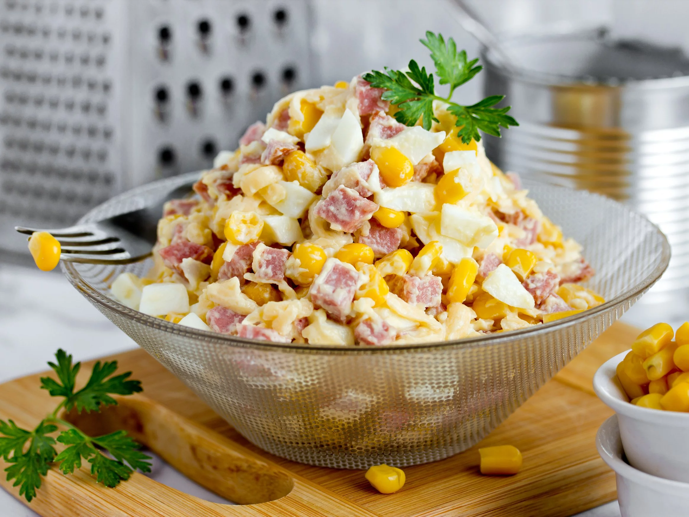 Sałatka z jajkiem i salami