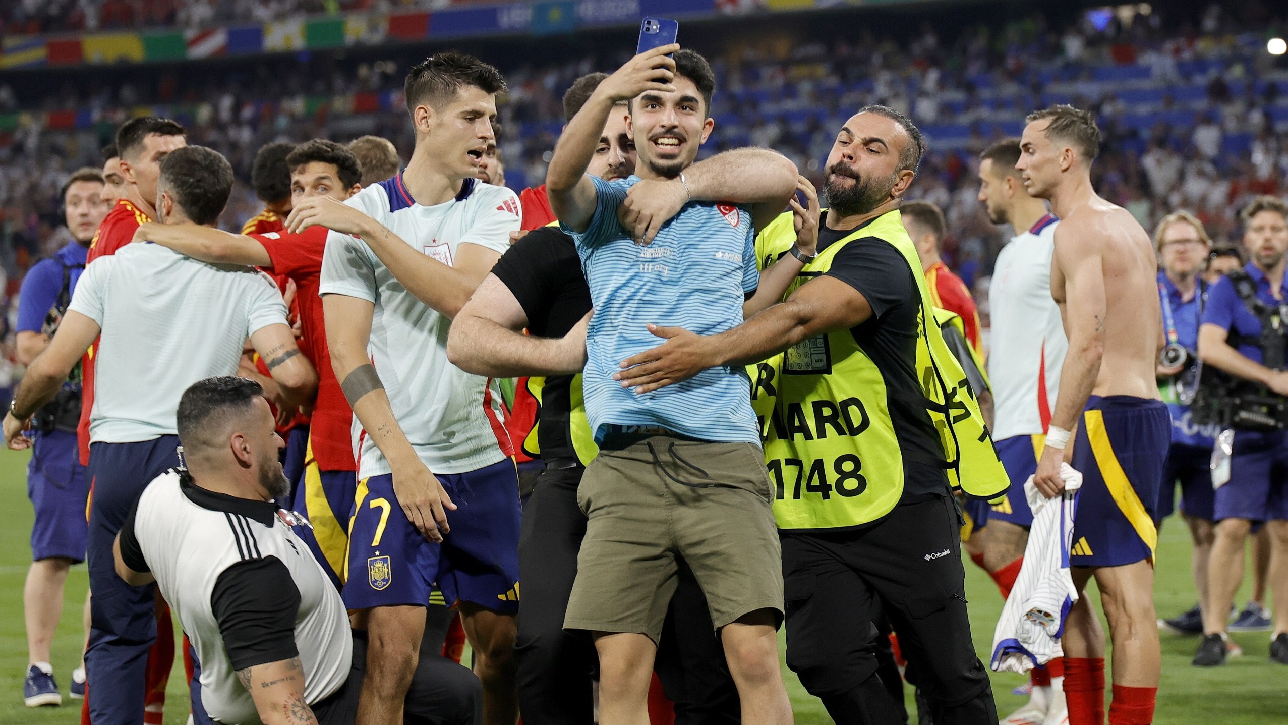 Ochroniarz „sfaulował” Alvaro Moratę po półfinale Euro 2024. Hiszpan nie ukrywał bólu – Piłka nożna – Sport Wprost