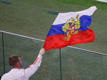 Kibic reprezentacji Rosji z flagą