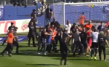 Kibice Bastii zaatakowali piłkarzy Lyonu