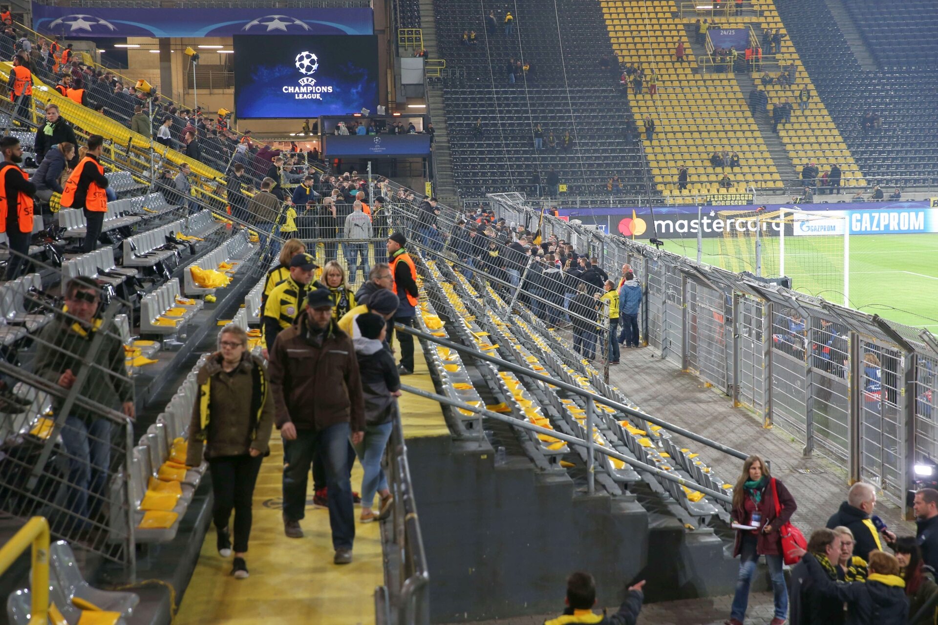 Kibice Borussii opuszczający stadion po odwołaniu meczu