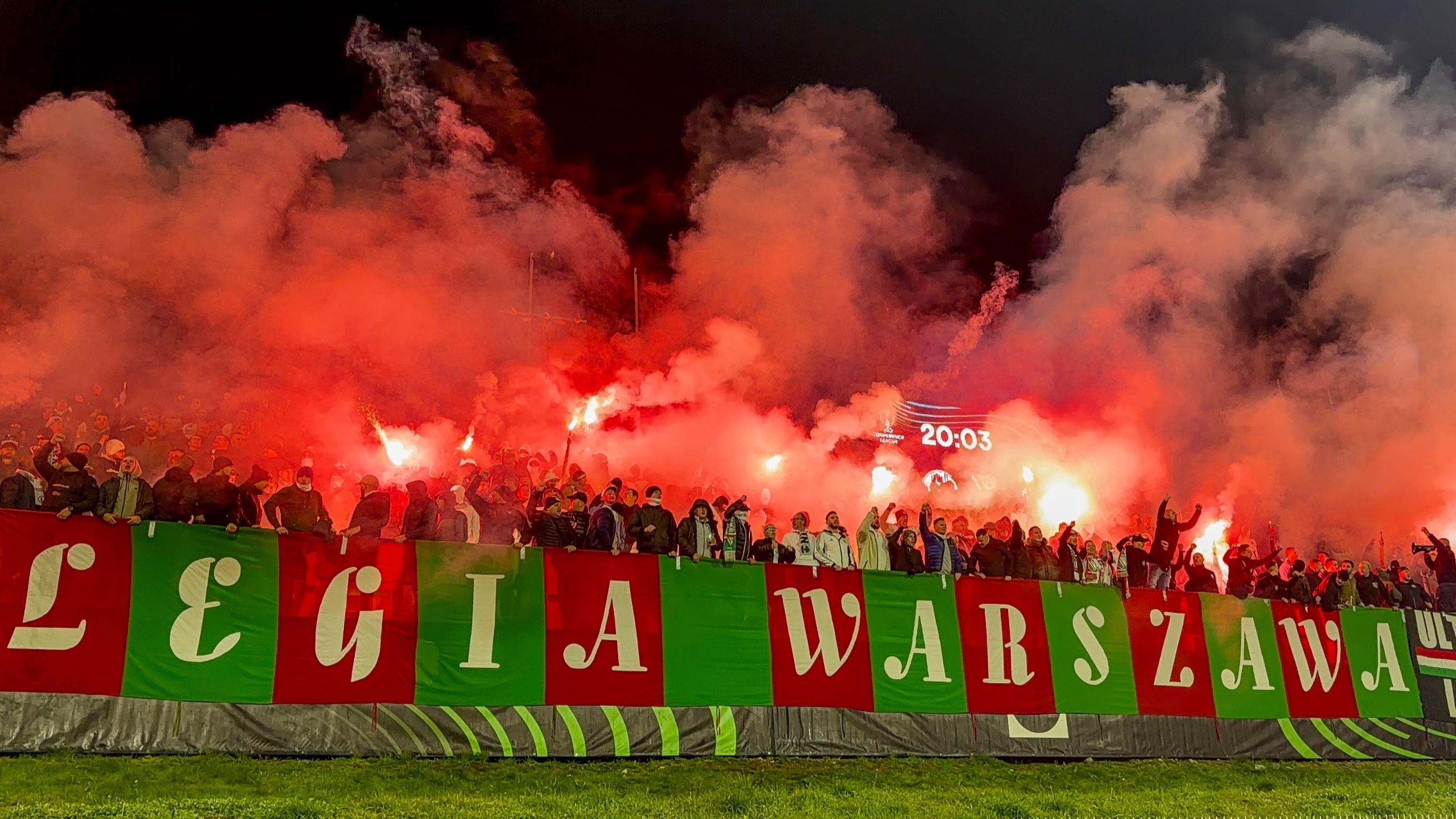 Kibice Legii Warszawa nie wytrzymali! Starcie z policją i awantura w powietrzu – Piłka nożna – Sport Wprost Kibice Legii Warszawa nie wytrzymali! Starcie z policją i awantura w powietrzu – Piłka nożna – Sport Wprost