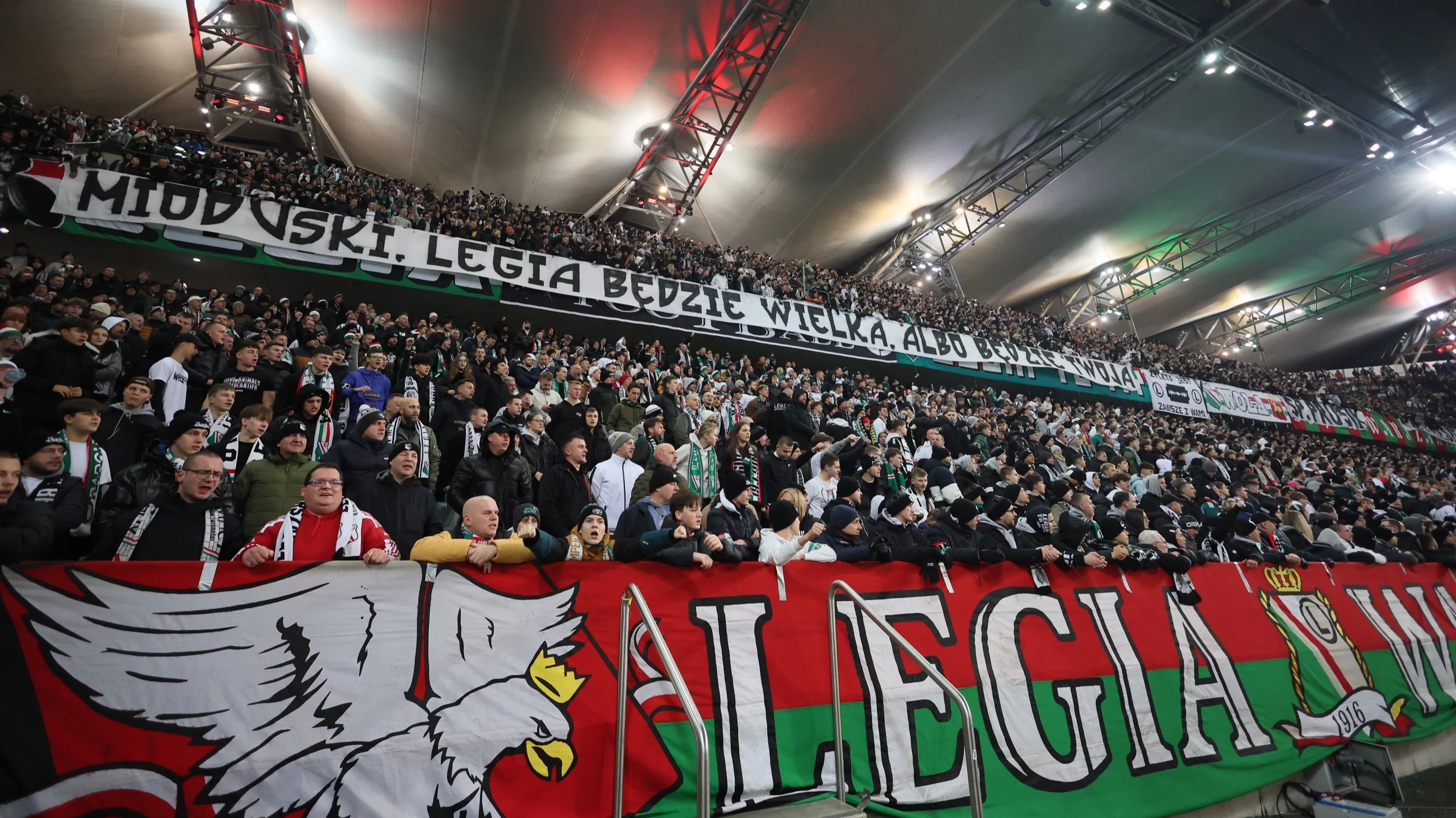 Kibice Legii Warszawa są wściekli. Prezes Dariusz Mioduski zaatakowany