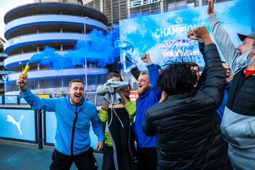 Kibice Manchesteru City celebrują zwycięstwo w Premier League
