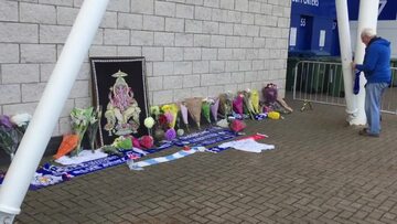 Kibice składają kwiaty pod stadionem Leicester City