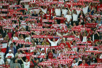 Kibice śpiewają hymn Polski