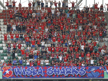 Kibice Wisły Kraków z bannerem Wisła Sharks