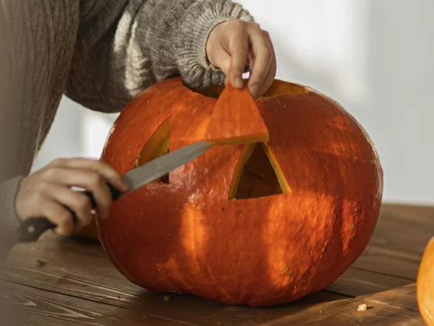 Wycinanie dyni na Halloween