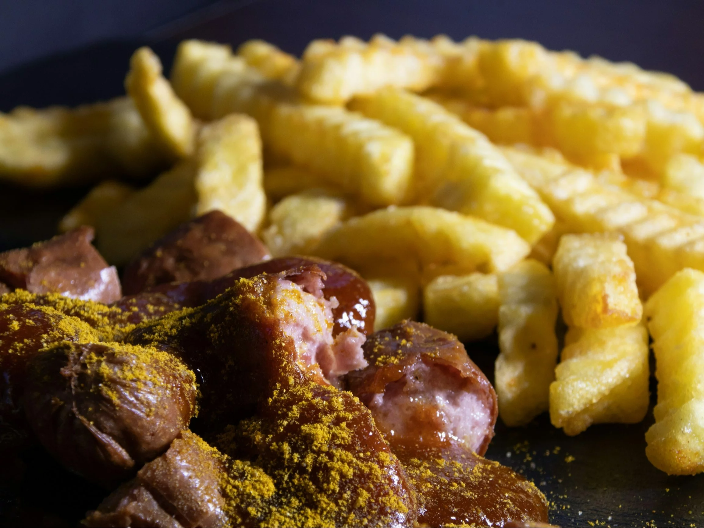 Niemiecka kiełbasa currywurst z frytkami