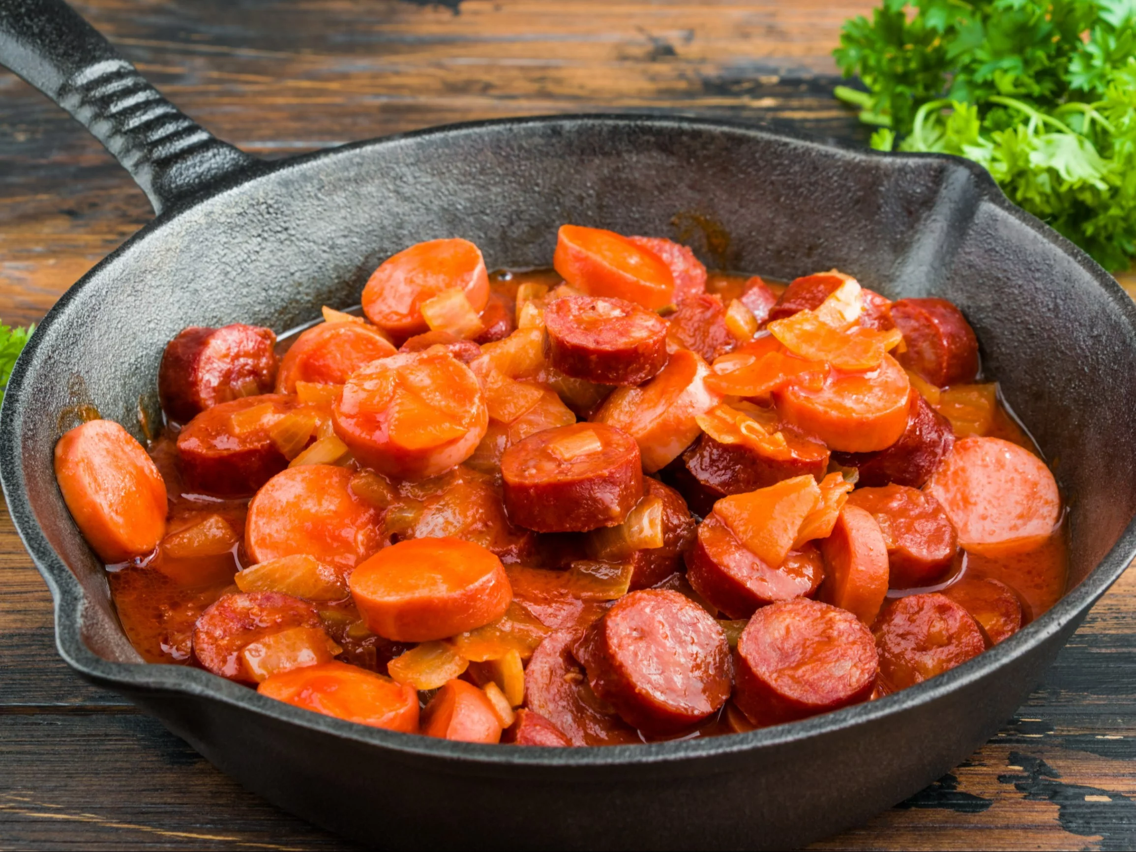 Kiełbasa z cebulą w sosie ketchupowym