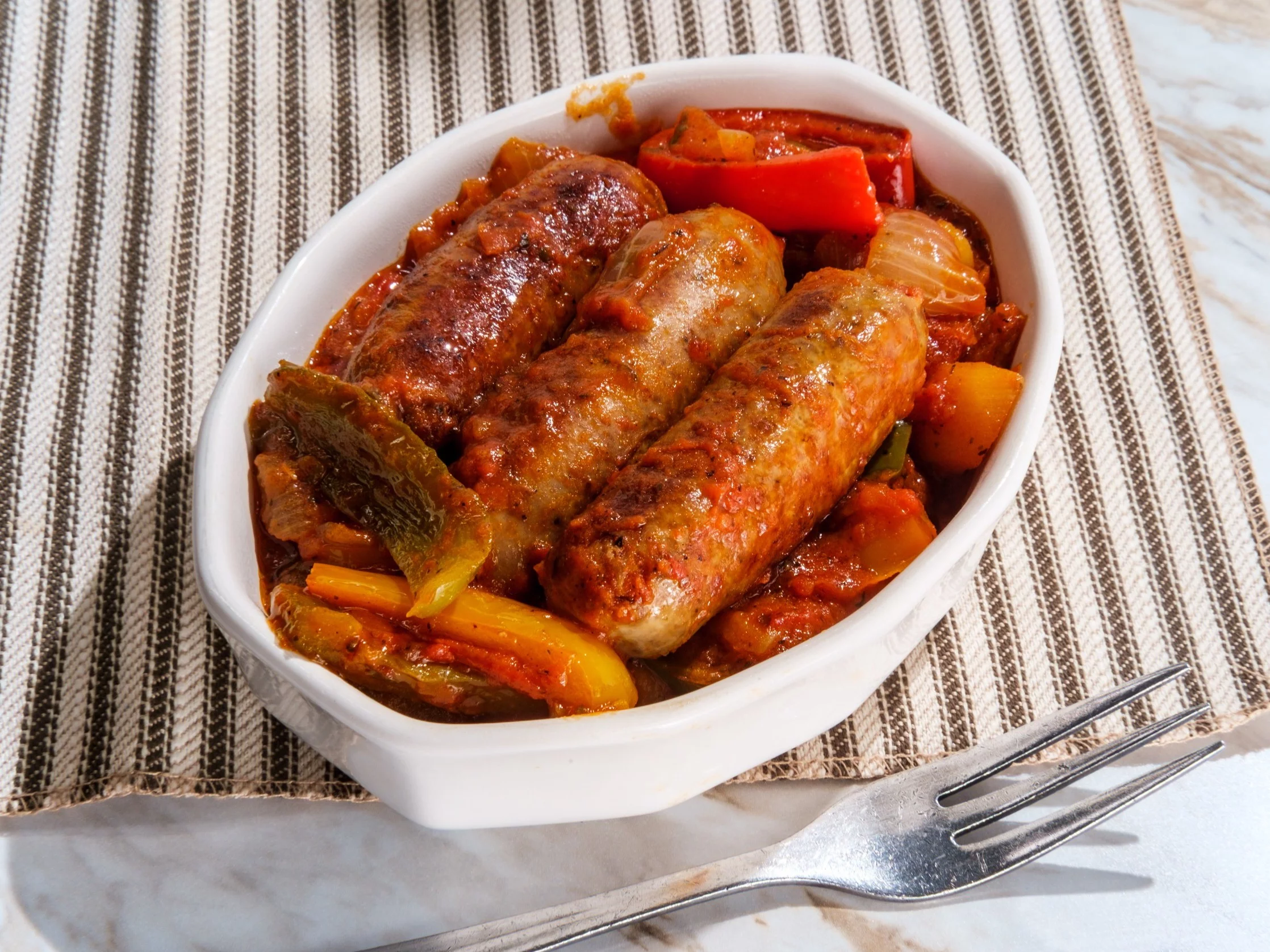 Kiełbasa zapiekana z warzywami po włosku