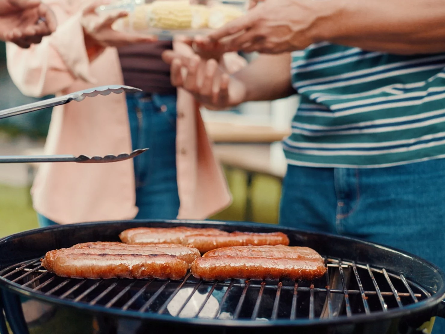 Kiełbasy na grillu, zdjęcie ilustracyjne
