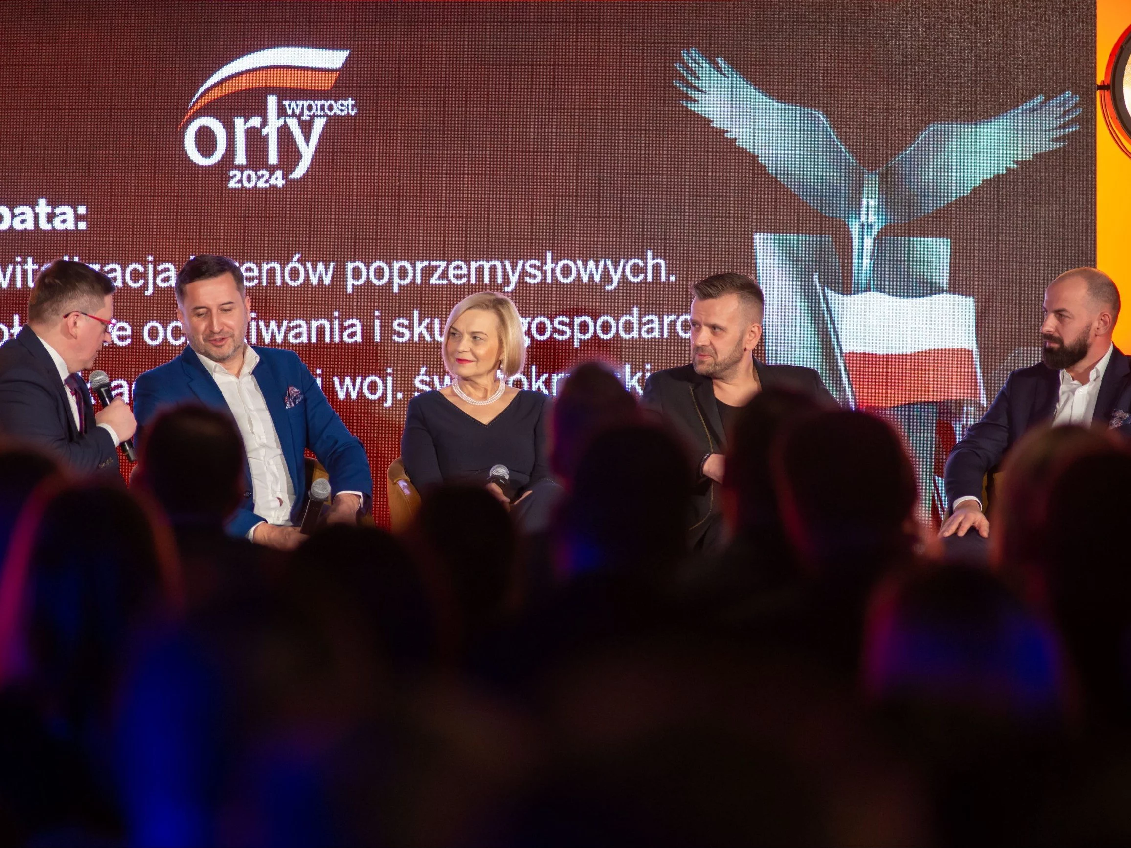Od prawej: Grzegorz Kowalski, Konrad Śmierzyński, Renata Janik, Kamil Suchański i prowadzący galę Mariusz Rytel