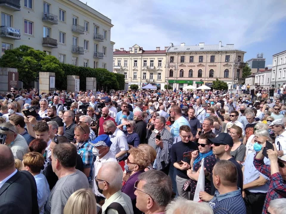 Zdjęcie z wiecu Rafała Trzaskowskiego w Kielcach