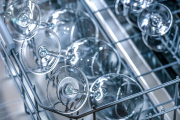 Kieliszki, szklanki i inne szklane naczynia matowieją w zmywarce? Dowiedz się, co może być przyczyną