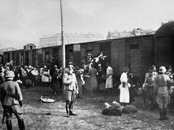 Kierowanie Żydów do wagonów bydlęcych, stojących przy Umschlagplatz przy ul. Stawki w Warszawie.