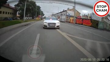 Kierowca Audi jechał z policyjnym kogutem za szybą