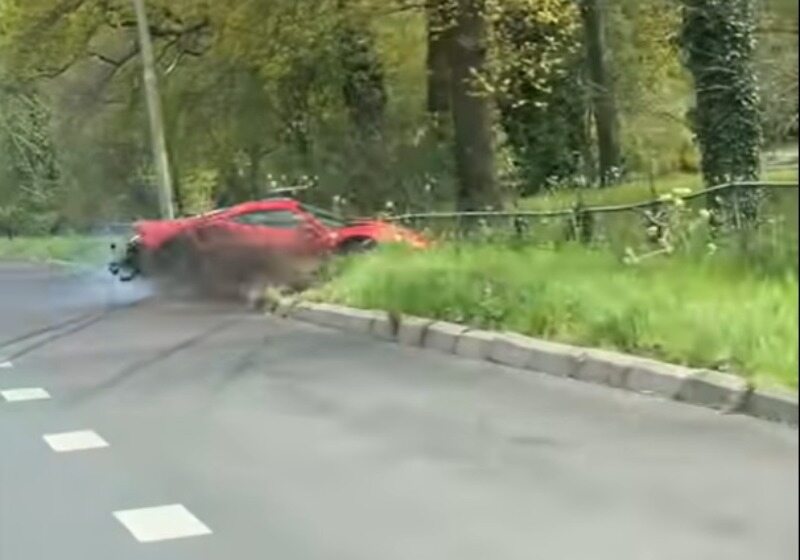 Holandia. Pijany kierowca rozbił drogie ferrari. Nagranie trafiło do sieci