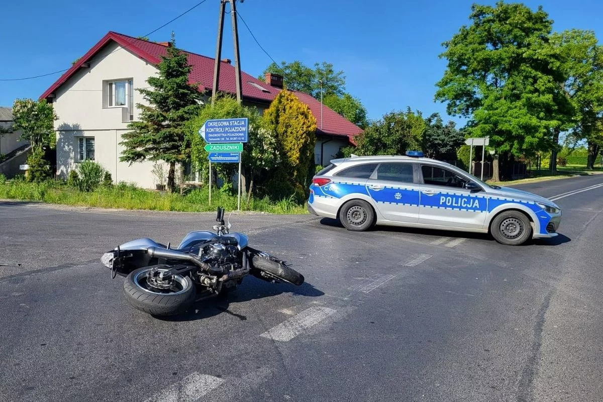 Wypadek motocyklistów z autem osobowym