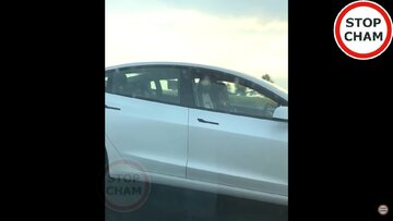 Kierowca Tesli Model 3 śpi za kierownicą