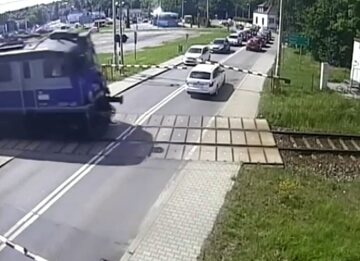 Kierowca utknął na przejeździe kolejowym